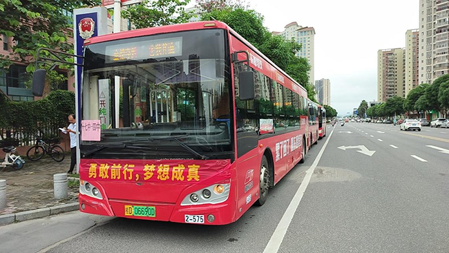 596輛申龍純電動公交車護(hù)航廣西學(xué)子追夢之路